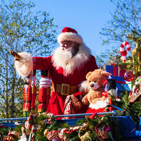 Cualquiera que acuda en Navidad a Disneyland espera ver a Papa Noel, pero Walt Disney prefirió optar por payasos